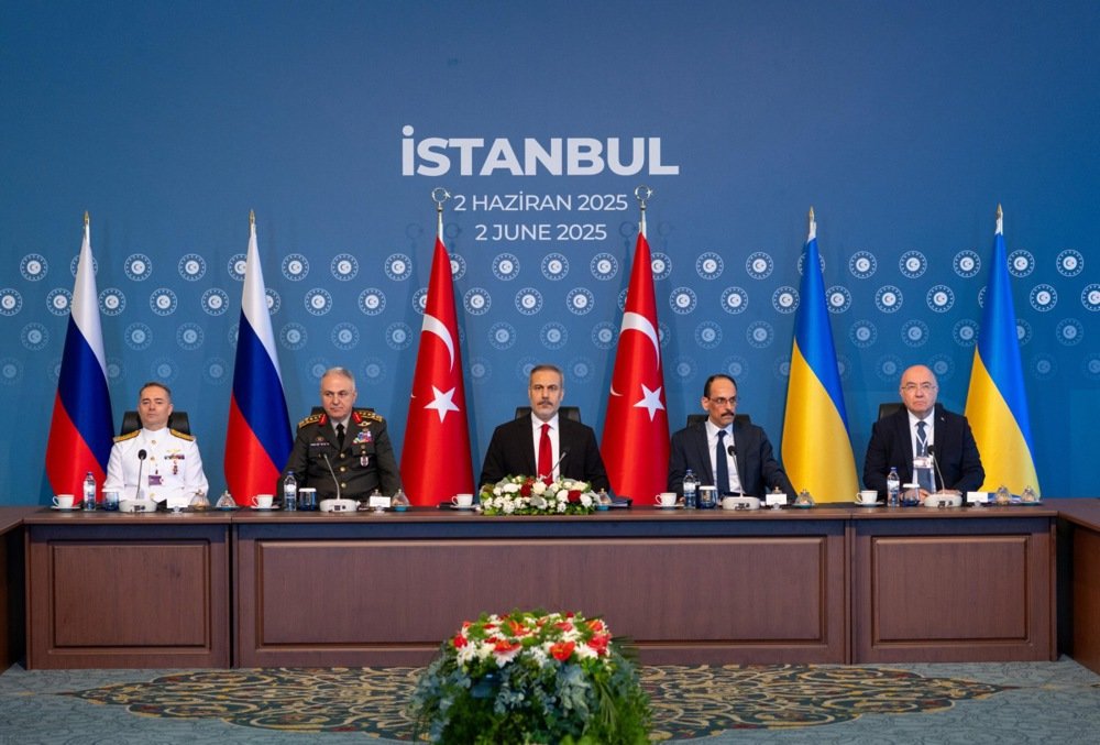 Turkish Foreign Minister Hakan Fidan (C) presiding over the second round of peace talks between Ukraine and Russia, in Istanbul, Turkey, 2 June 2025. Photo: EPA-EFE/Murat Gok/Turkish Foreign Ministry