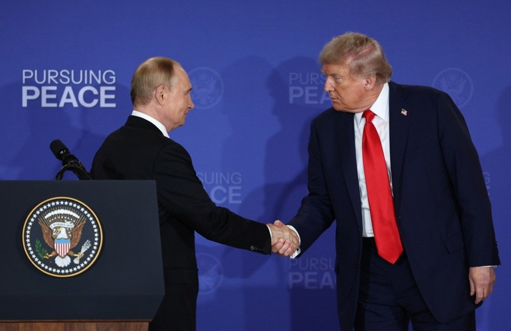 Дональд Трамп и Владимир Путин встречаются на Аляске. Фото: Сергей Бобылев / SPUTNIK / KREMLIN POOL