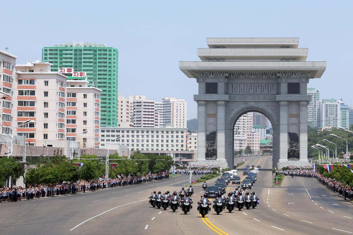 Vladimir Putin’s motorcade passes Pyongyang’s Arch of Triumph, 19 June 2024. Photo: EPA-EFE / GAVRIIL GRIGOROV / SPUTNIK / KREMLIN POOL