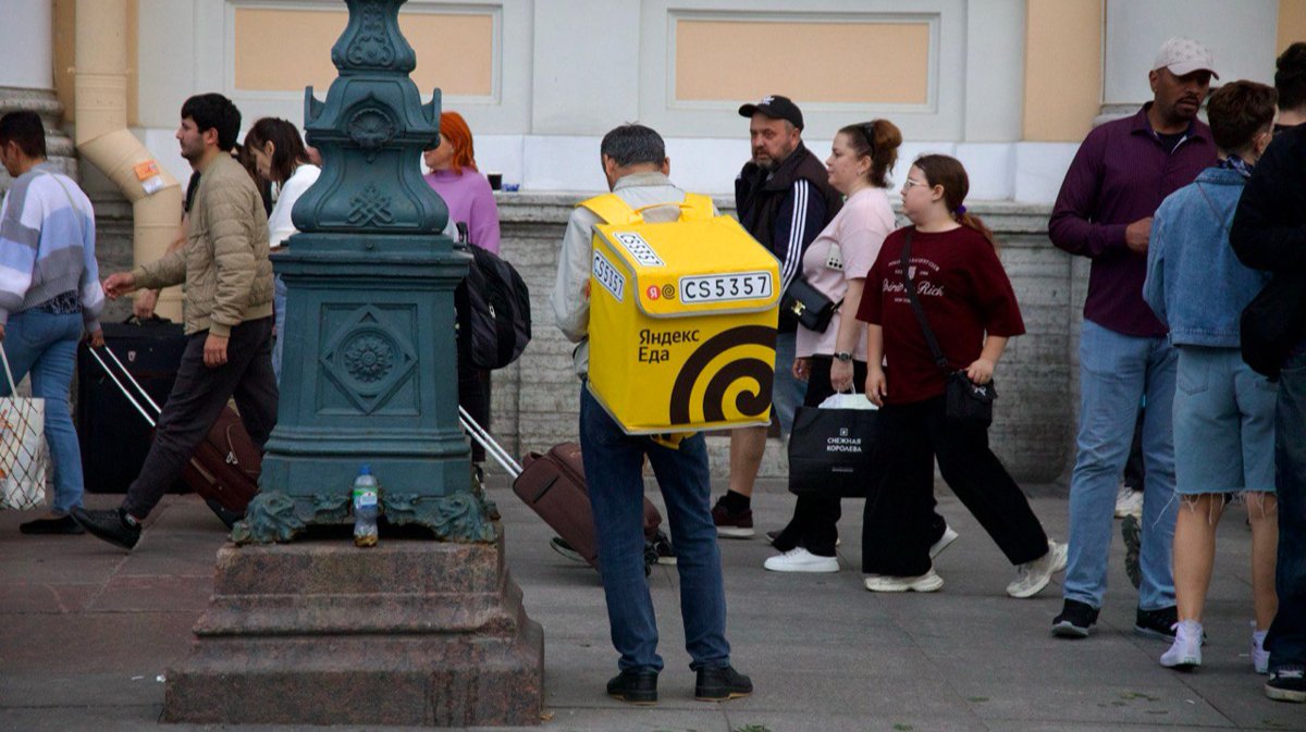 В России повышают госпошлины для мигрантов и вводят новые сборы