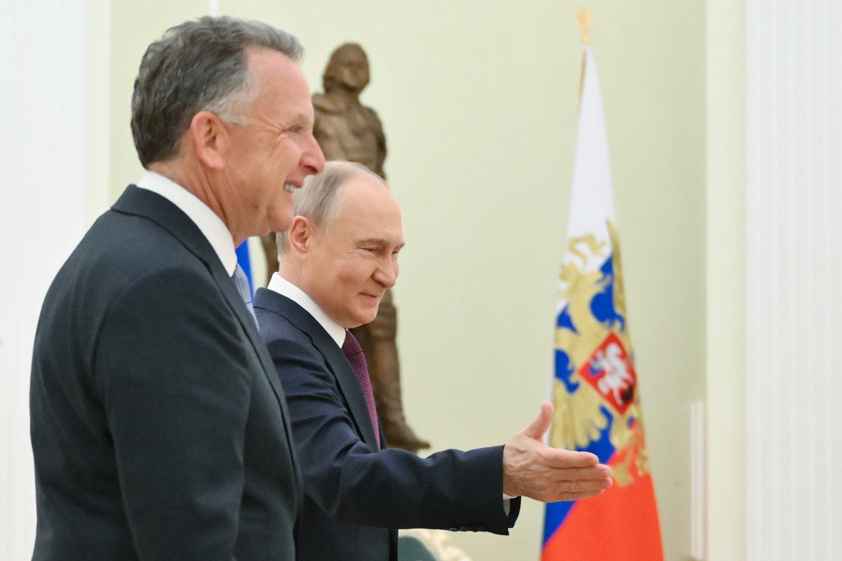Владимир Путин приветствует специального посланника президента США Стива Уиткоффа перед встречей в Кремле, Москва, 25 апреля 2025 года. Фото: Кристина Кормилцына / Спутник / Kremlin / EPA
