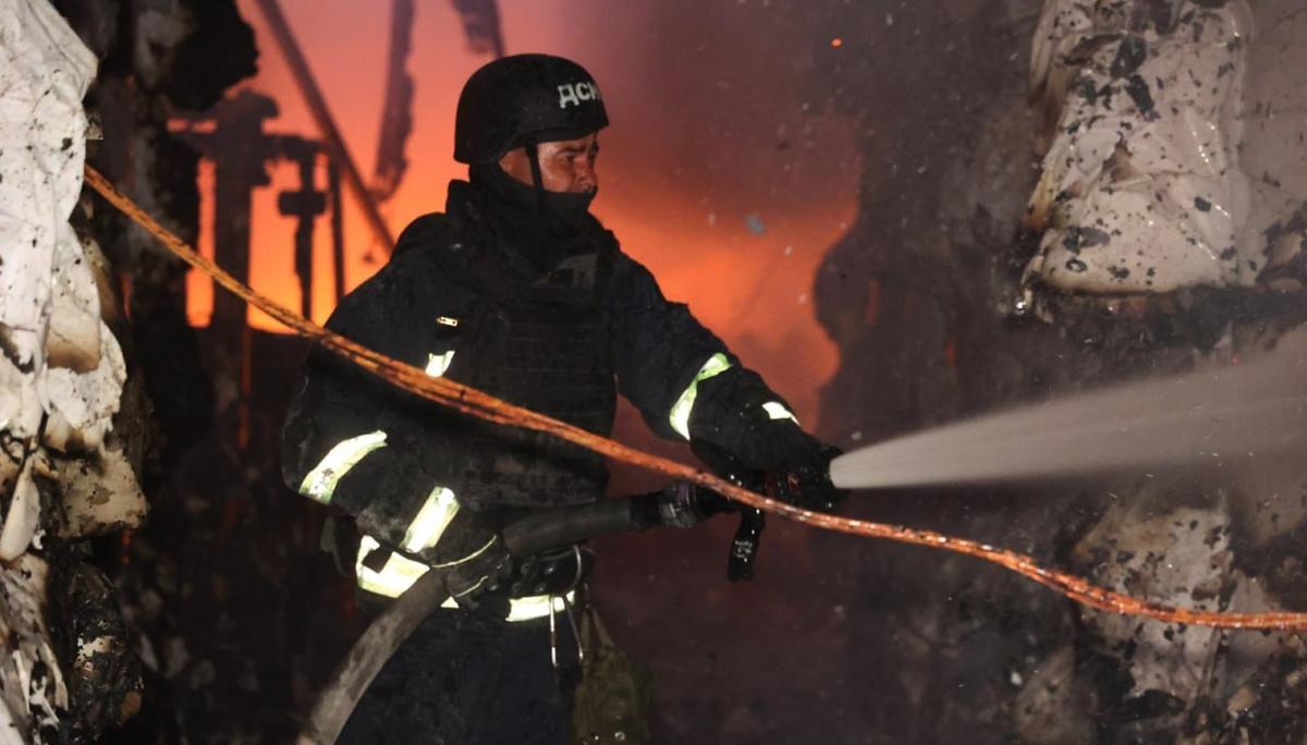 A rescue worker tackles the aftermath of a Russian airstrike in the Dnipro region, Ukraine, 26 July 2025. Photo: Dnipro region Emergency Services