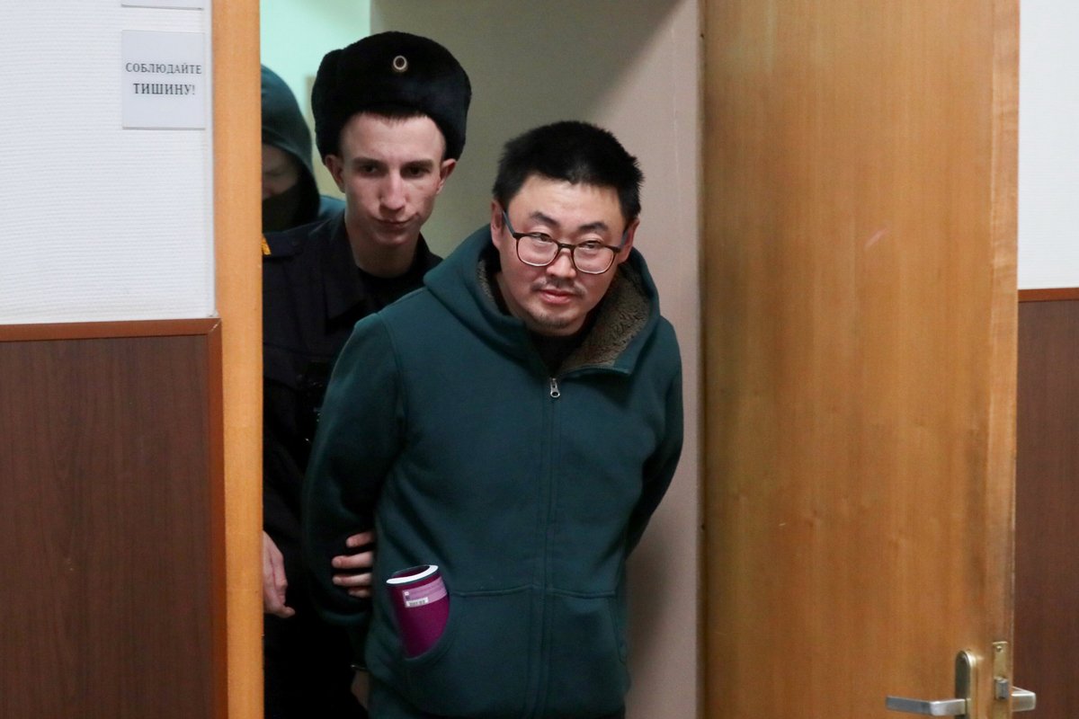 Александр Ким в сопровождении полицейского в Басманном районном суде Москвы, 18 января 2024 года. Фото: Василий Кузьмичёнок / АГН «Москва»