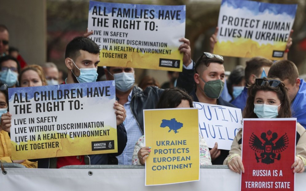 People take part in a demonstration in support of Ukraine organised by Amnesty International – Portugal, near the Russian embassy in Lisbon, Portugal, 19 March 2022. Photo: EPA-EFE/ANTONIO COTRIM