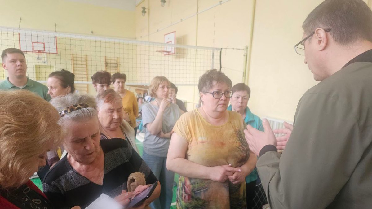 Губернатор Владимирской области Александр Авдеев на встрече с жителями Киржачского района в пункте временного размещения, 23 апреля 2025 года. Фото из  телеграм-канала губернатора
