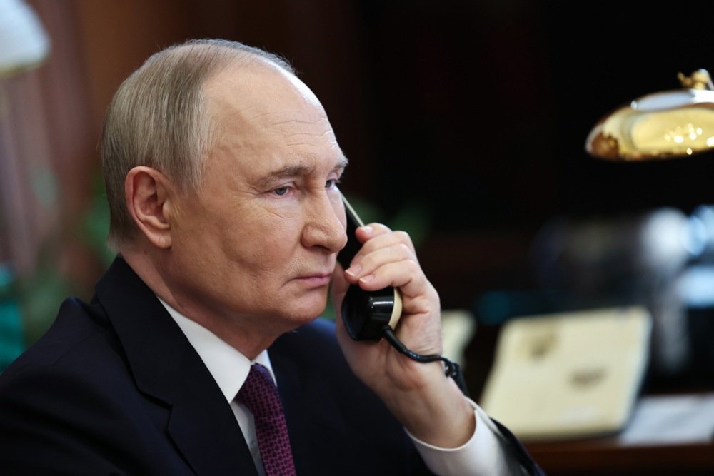 Vladimir Putin speaks on the phone at the Kremlin in Moscow, Russia, on 22 May 2025. Photo: EPA-EFE/ALEXANDER KAZAKOV / SPUTNIK / KREMLIN POOL