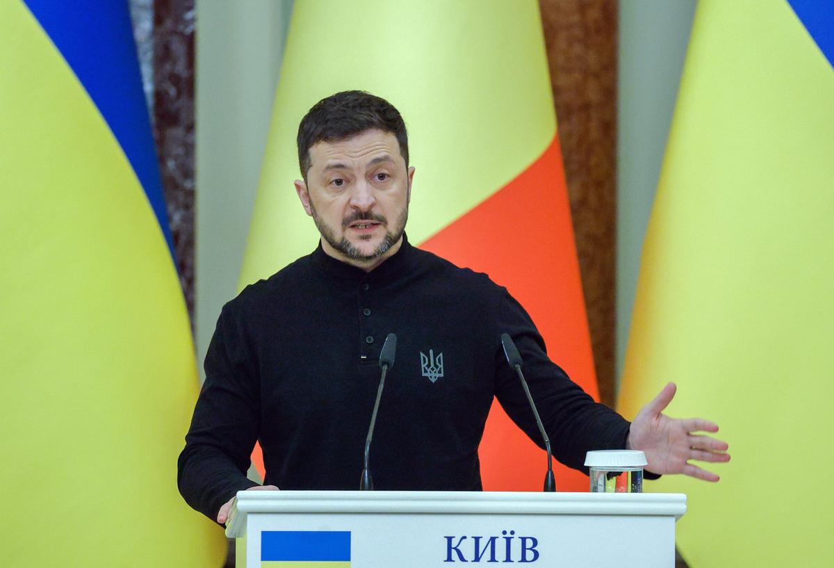Ukrainian President Volodymyr Zelensky speaks to journalists in Kyiv, Ukraine, 8 April 2025. Photo: EPA-EFE / SERGEY DOLZHENKO