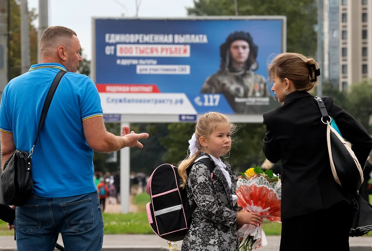 The first day of school in Russia. Photo: Anatoly Maltsev / EPA-EFE
