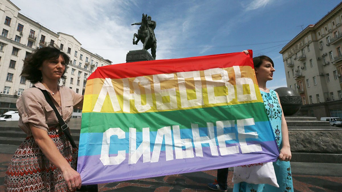 «Спрятать мерзких геев от нормальных людей»: как отвращение стало оружием гомофобии