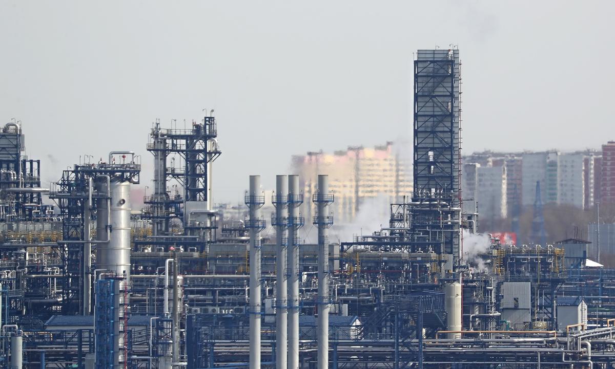 The Gazpromneft refinery in Moscow, Russia, 4 April 2022. Photo: EPA/MAXIM SHIPENKOV