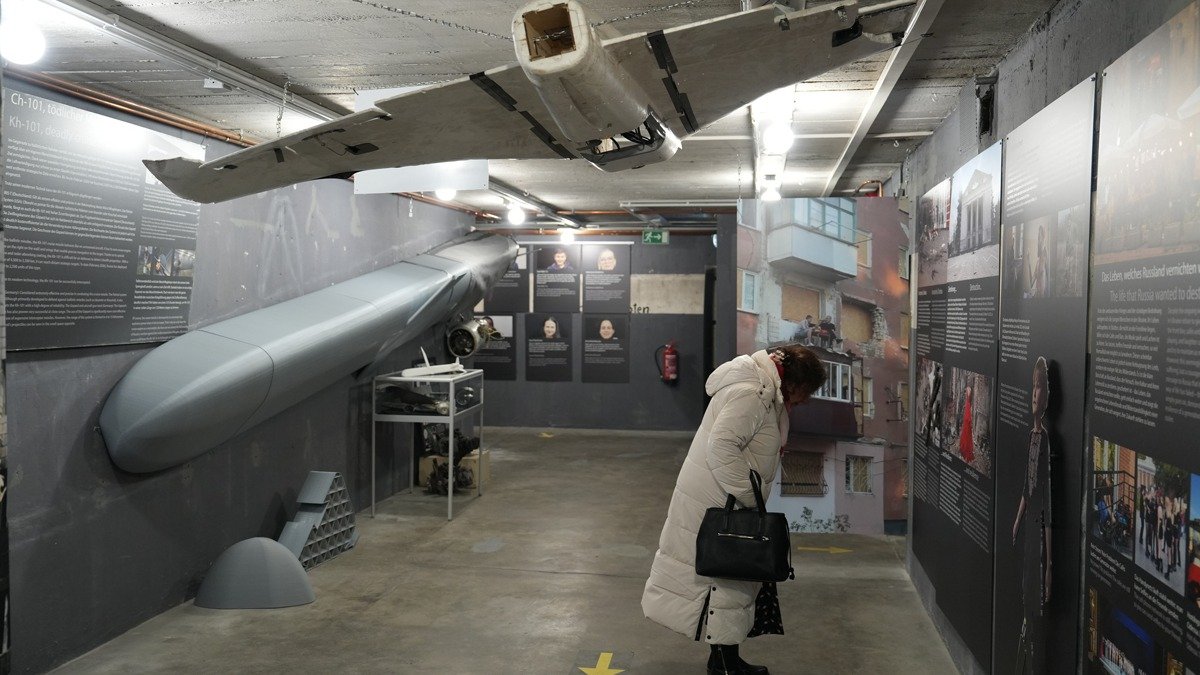 Обломок дома, сбитый дрон и детские ботинки