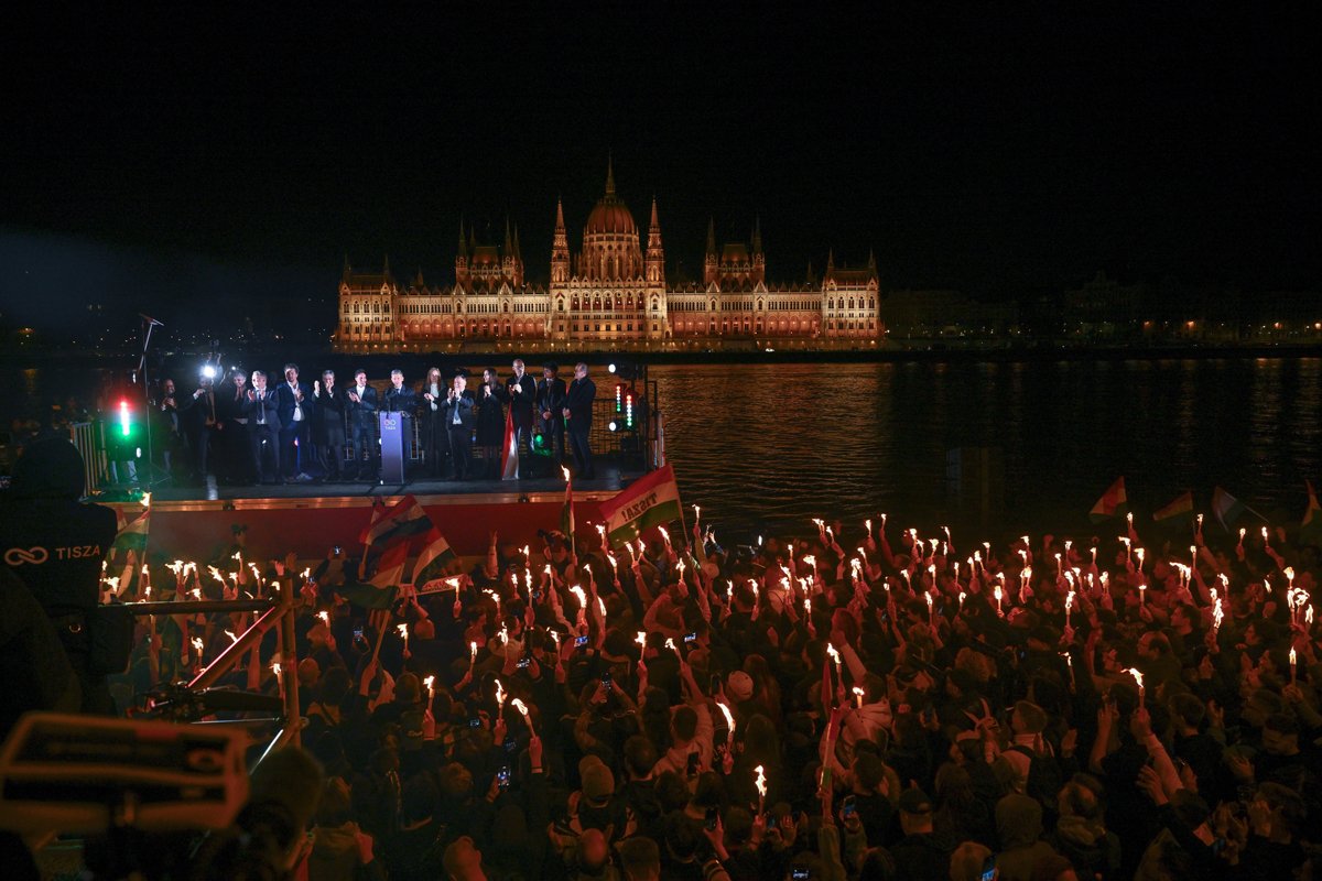 Митинг сторонников партии «Тиса» на фоне венгерского парламента после объявления результатов всеобщих парламентских выборов, 12 апреля 2026 года. Фото: Robert Hegedus / EPA
