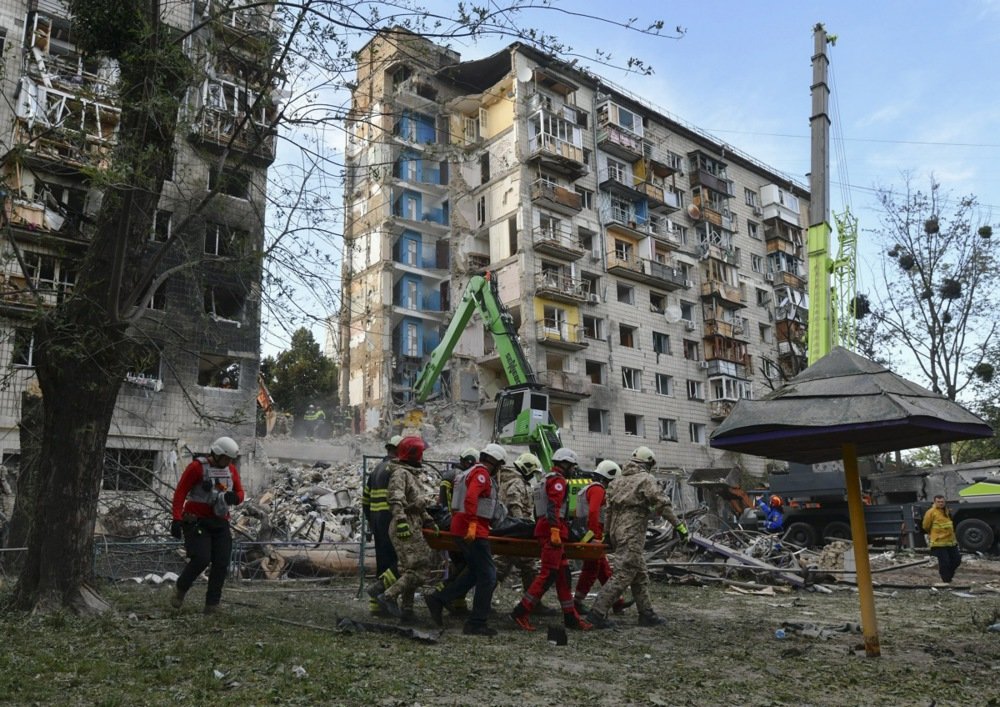 Rescuers carry the body of a victim at the site of an airstrike on a nine-storey residential building in Kyiv, Ukraine, 17 June 2025. Photo: EPA-EFE/MAXYM MARUSENKO