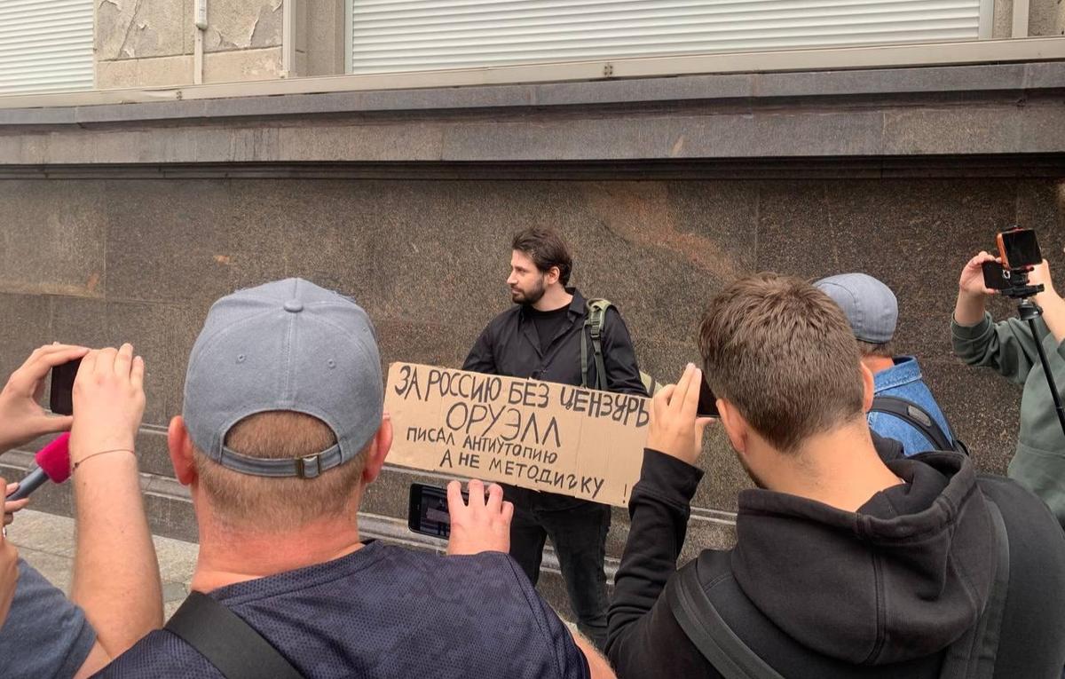 “For a Russia without censorship. Orwell penned a dystopia, not an instruction manual”. Dmitry Kisiev at the State Duma in Moscow on 22 July 2025. Photo: Boris Nadezhdin / Telegram