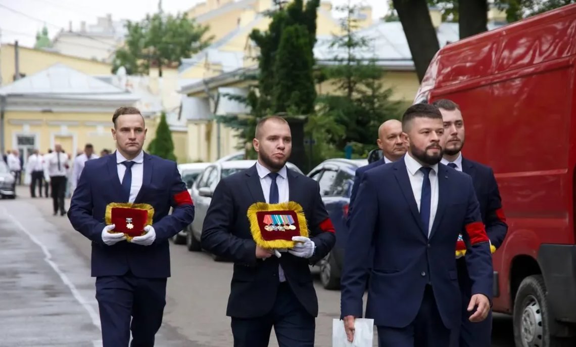 Men carry Starovoyt’s awards before his funeral in St. Petersburg on 11 July 2025. Photo: Novaya Gazeta Europe