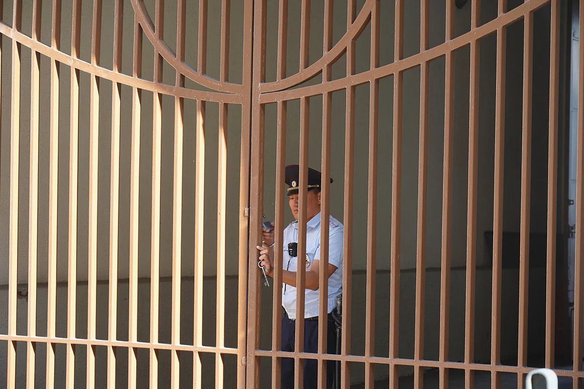 The gates of the Zamoskvoretsky District Court building in Moscow, 17 July 2024. Photo: Alexander Avilov / Moskva Agency