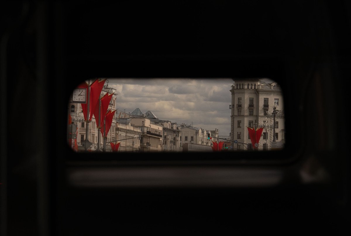 Вид на Тверскую улицу через окно автобуса.