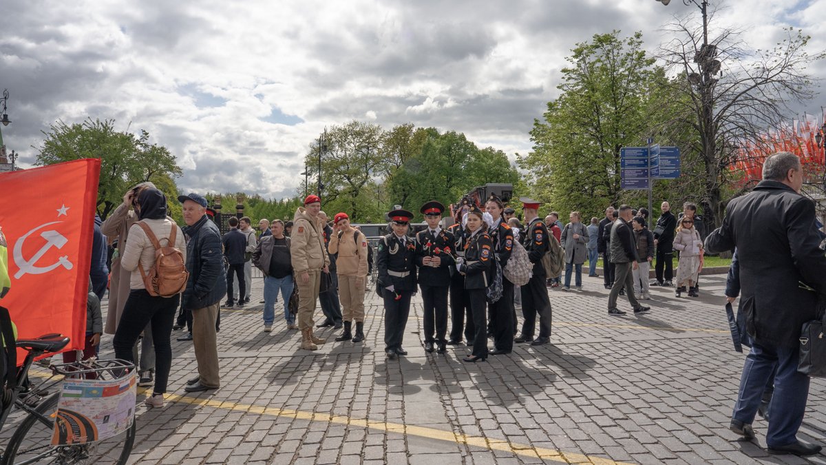 Кадеты и юнармейцы у Александровского сада перед церемонией возложения венков у могилы Неизвестного солдата.