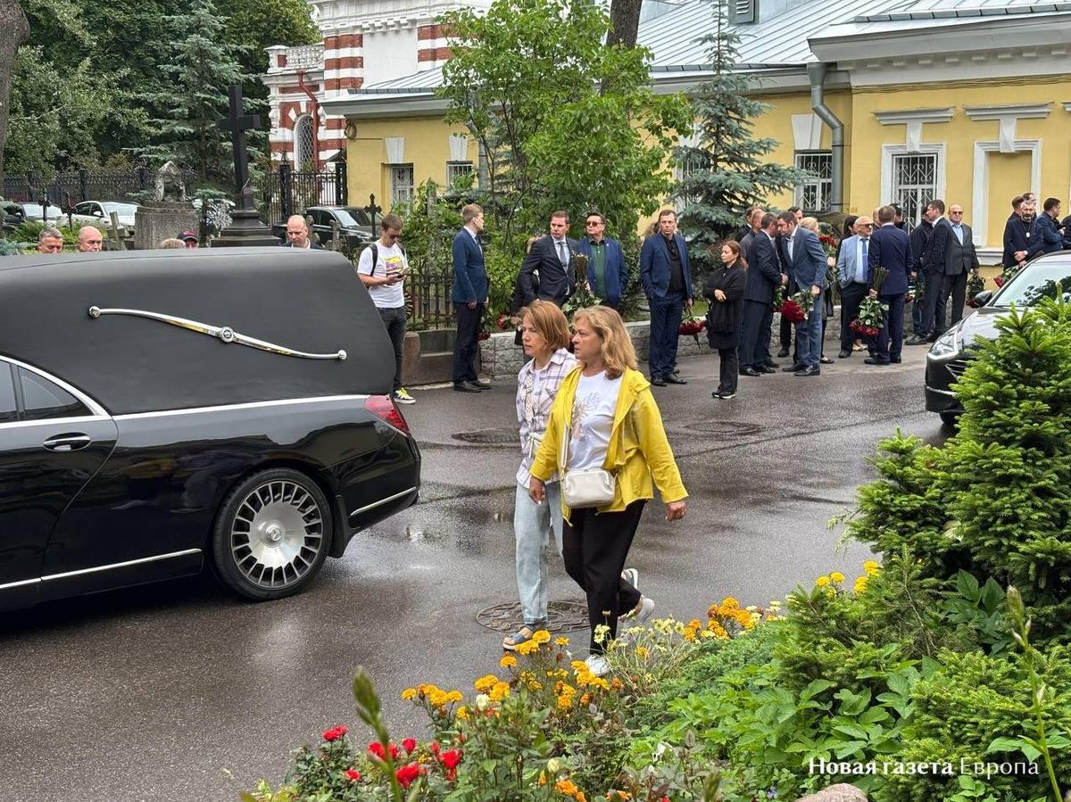 Подготовка к похоронам Романа Старовойта на Смоленском кладбище в Санкт-Петербурге. Фото: «Новая газета Европа»