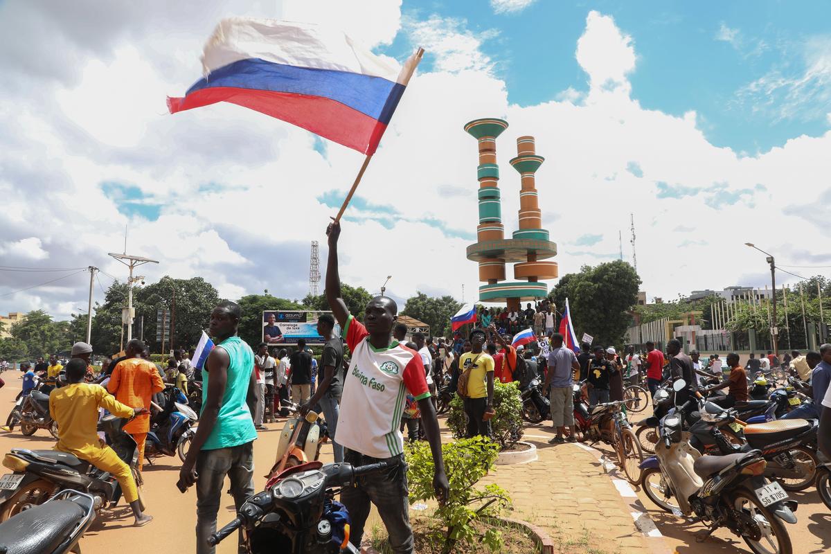A man waves a Russian flag following a coup in Ouagadougou, Burkina Faso, 2 October 2022. Photo: EPA-EFE/ASSANE OUEDRAOGO