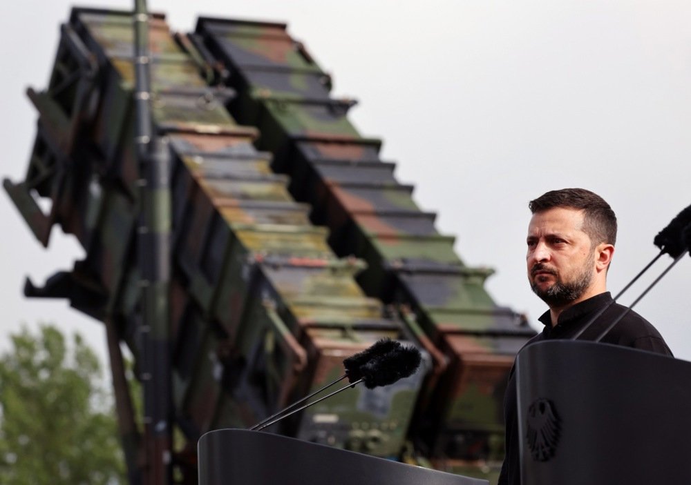 Ukrainian President Volodymyr Zelensky stands in front of a Patriot anti-aircraft missile system during his visit to a military training area in Germany, 11 June 2024. Photo: EPA-EFE/JENS BUETTNER / POOL