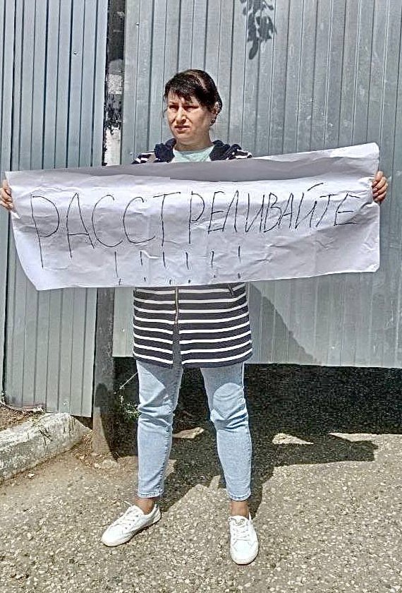 A Saratov protester carries a sign saying “Shoot!”. Photo: Govorit Saratov