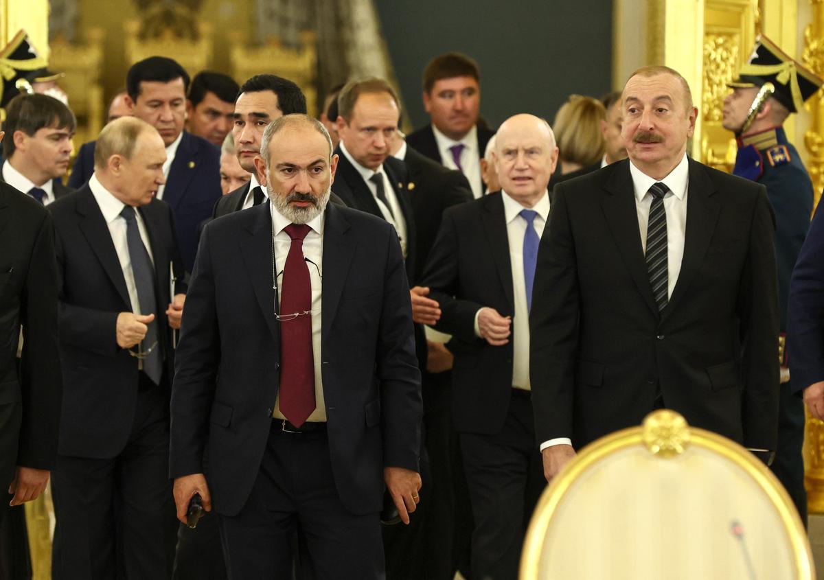 Armenian Prime Minister Nikol Pashinyan (L) and Azerbaijani President Ilham Aliyev (R) attend a meeting of CIS heads of state in Moscow, 8 October 2024. Photo: EPA/SERGEI ILNITSKY