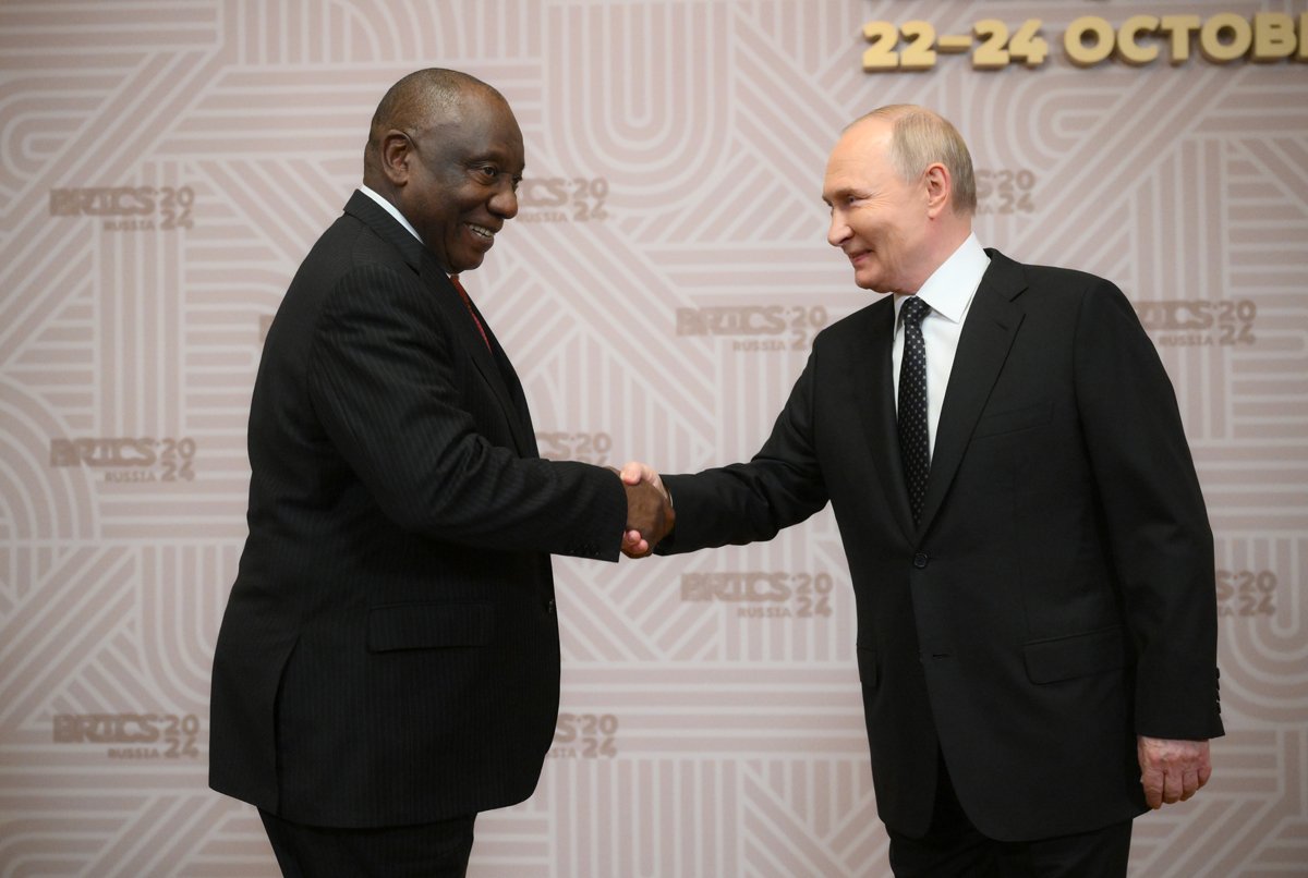 Владимир Путин и президент ЮАР Сирил Рамафоза на саммите БРИКС в Казани, 22 октября 2024 года. Фото: Сергей Бобылев / brics-russia2024.ru