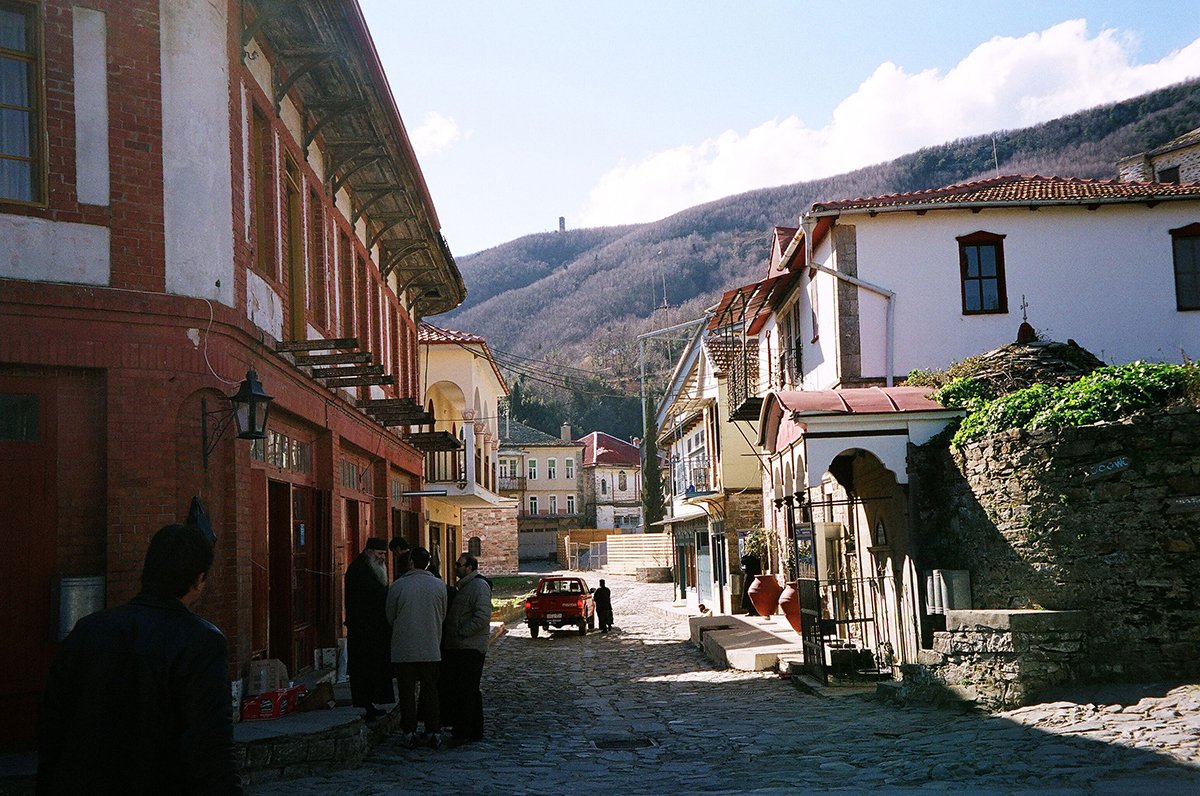 Центральная улица в Карье. Фото:  Zacharias  / Wikimedia
