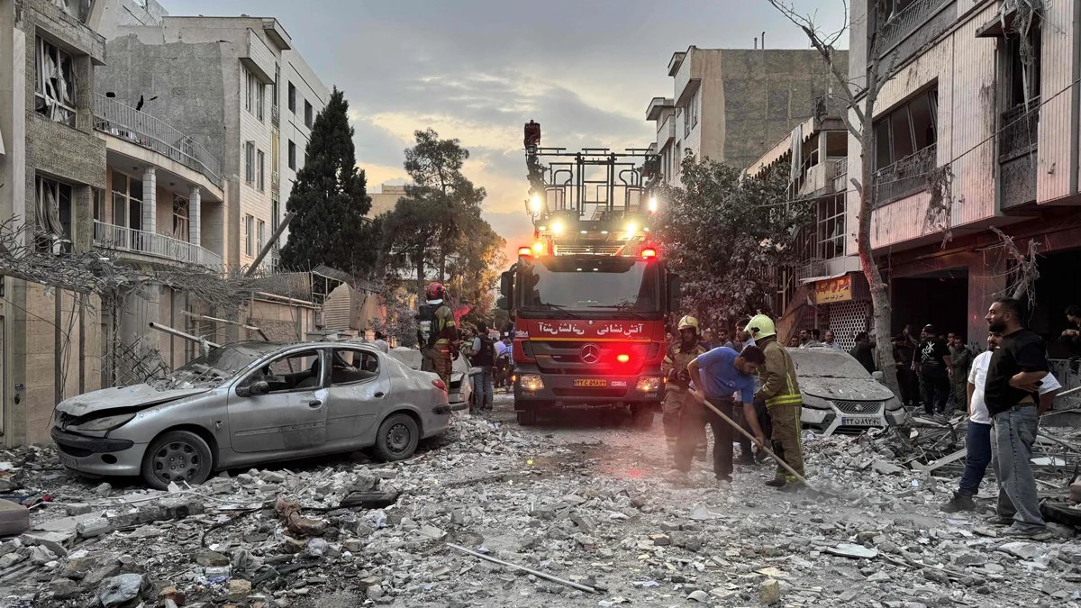 Emergency services outside a building damaged by an Israeli strike, Tehran, 13 June 2025. Photo: Meghdad Madadi / Tasnim News / AFP / Scanpix / LETA