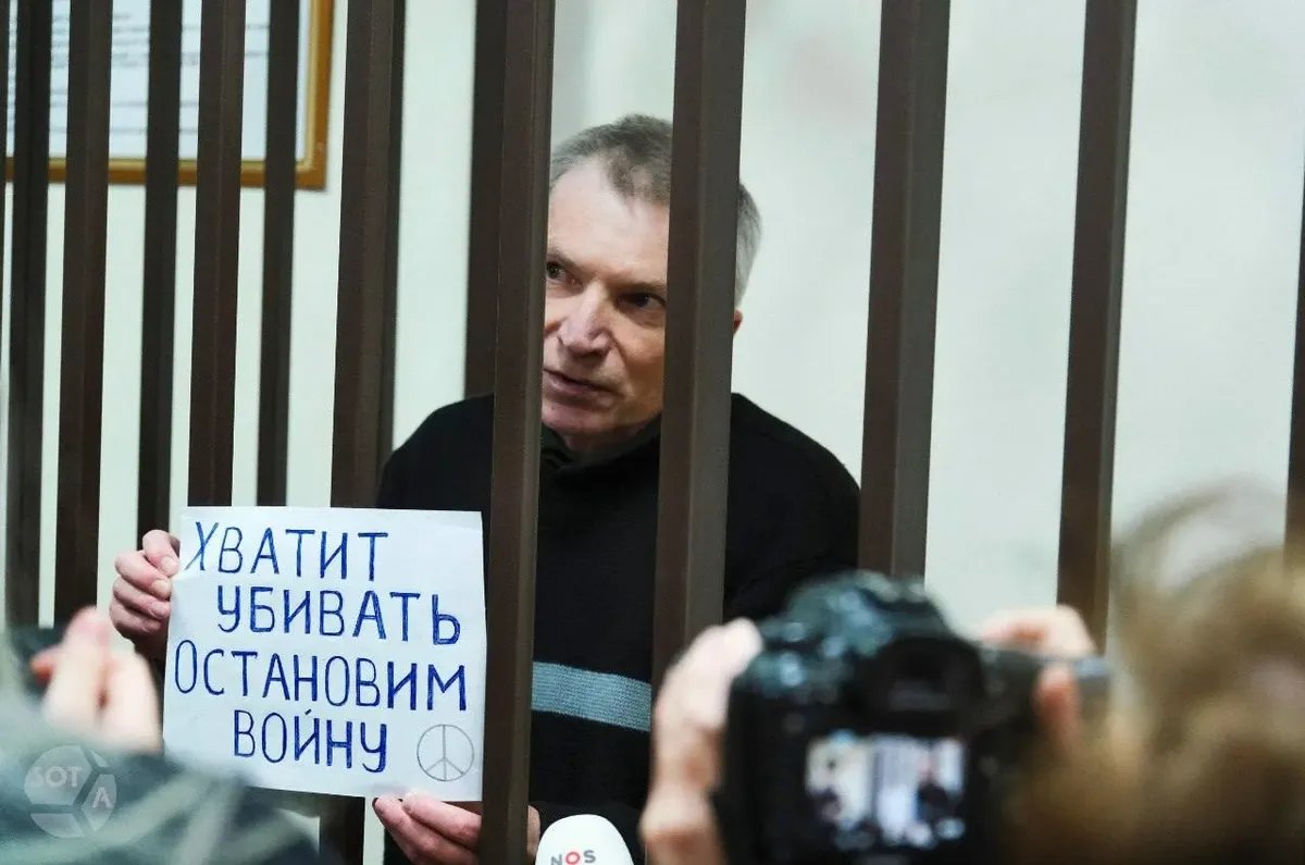 Alexey Gorinov holds up a sign reading “Stop killing. End the war” at a court hearing in Vladimir, Russia on 27 November 2024. Photo: SOTAvision