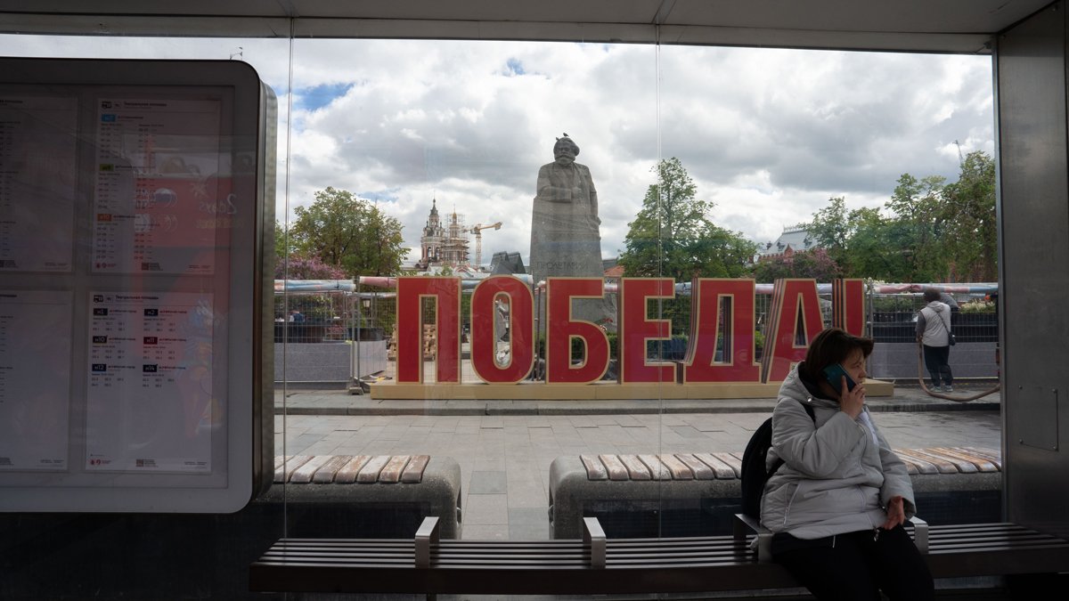 Театральная площадь, вид на памятник Карлу Марксу Льва Кербеля.