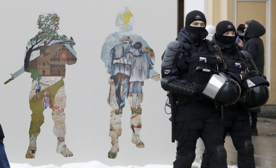 Police officers walk past an art installation featuring Russian soldiers in St. Petersburg, 24 February 2023. Photo: EPA/ANATOLY MALTSEV