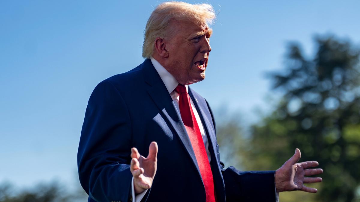 Трамп объявил, что США начнут блокаду Ормузского пролива