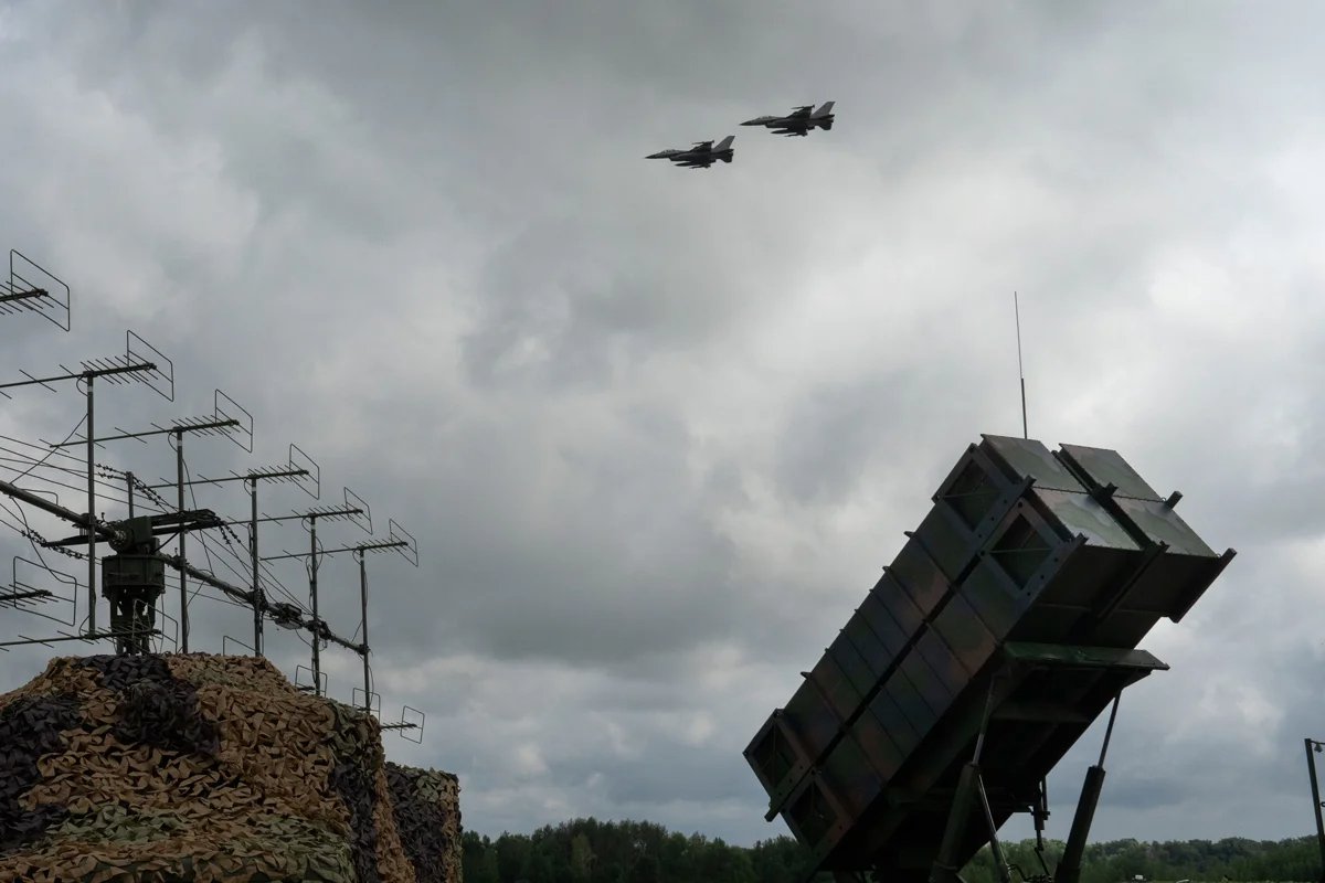 F-16 fighter jets fly over a Patriot air defence system, Ukraine, 4 August 2024. Photo: Efrem Lukatsky / AP Photo / Scanpix / LETA