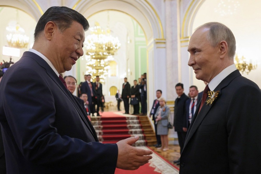Chinese President Xi Jinping and Vladimir Putin talk after a gala reception for the heads of foreign delegations on Victory Day in Moscow on 9 May 2025. Photo: EPA-EFE/MIKHAIL METZEL/SPUTNIK/KREMLIN POOL / POOL
