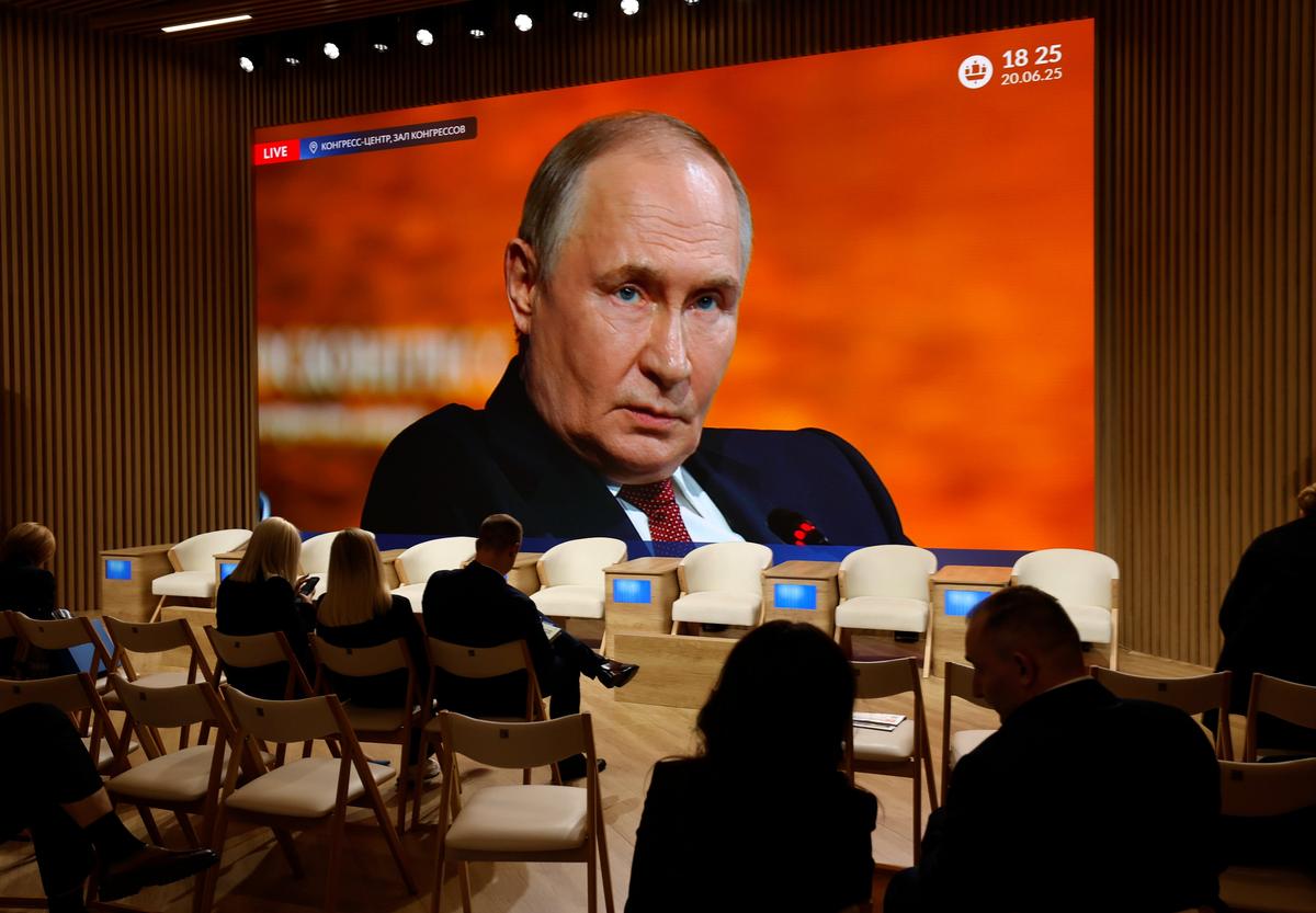 Delegates watch Vladimir Putin's speech during the 28th St. Petersburg International Economic Forum, 20 June 2025. Photo: EPA-EFE / ANATOLY MALTSEV