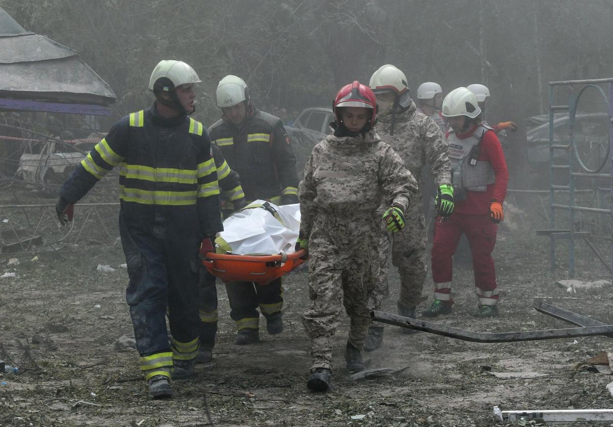 Ukrainian rescuers carry the body of a victim of an airstrike in Kyiv, Ukraine, 17 June 2025. Photo: EPA-EFE/MAXYM MARUSENKO