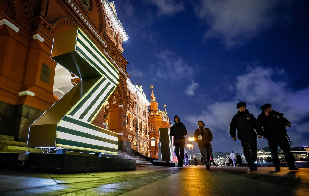 Police officers walk past an illuminated letter Z installation in support of the Russian army near the Kremlin, Moscow, 25 March 2023. Photo: EPA/YURI KOCHETKOV