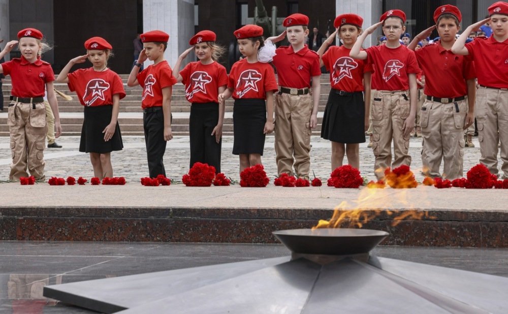 Children of the Russian Youth Army salute the Eternal Flame monument during Russia Day celebrations in Moscow, Russia, 12 June 2025. Photo: EPA-EFE/SERGEY ILNITSKY