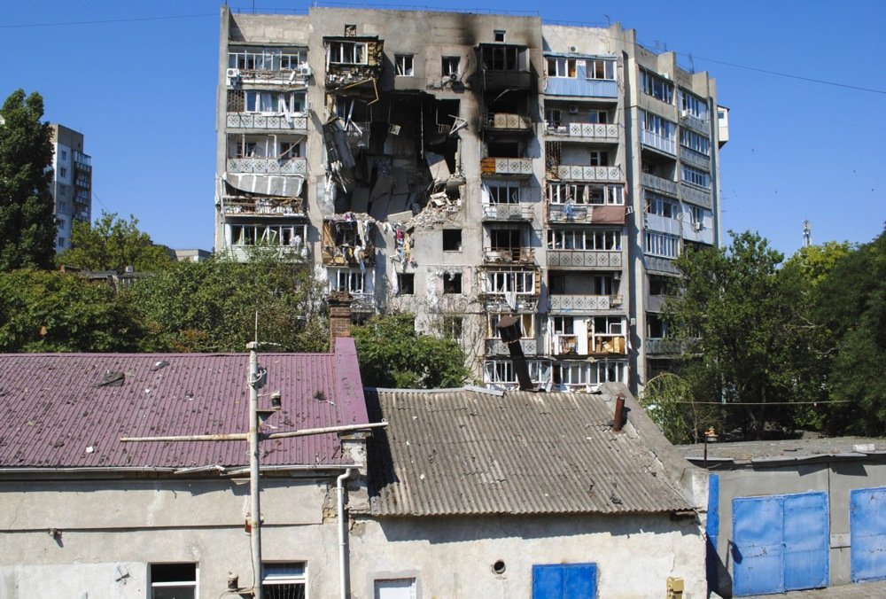 A residential building damaged in a Russian strike on Odesa, southern Ukraine, on 24 July 2025. Photo: EPA/IGOR TKACHENKO