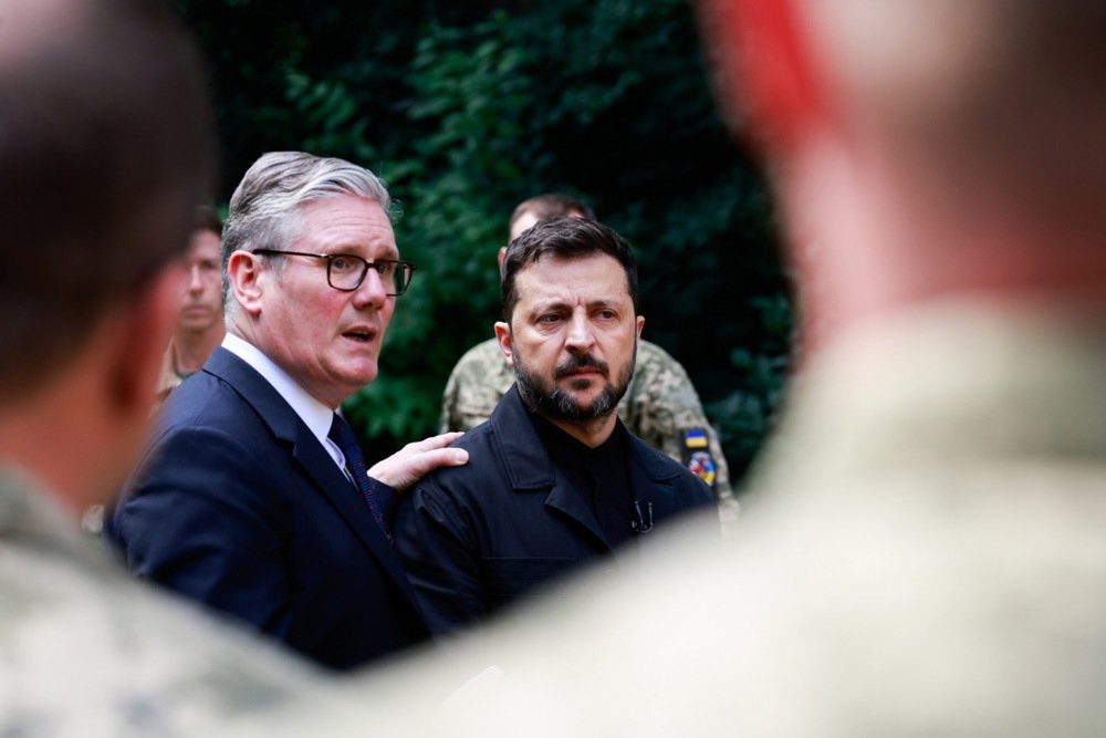 British Prime Minister Keir Starmer and Ukrainian President Volodymyr Zelensky attend a meeting with soldiers at Downing Street, London, on 23 June 2025. Photo: EPA-EFE/JASON ALDEN / POOL