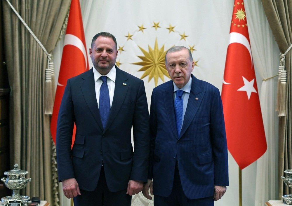 Turkish President Recep Tayyip Erdoğan (R) and Head of the Office of the President of Ukraine Andriy Yermak posing before their meeting in Ankara, Türkiye, 23 July 2025. Photo: EPA/PRESIDENTIAL PRESS OFFICE