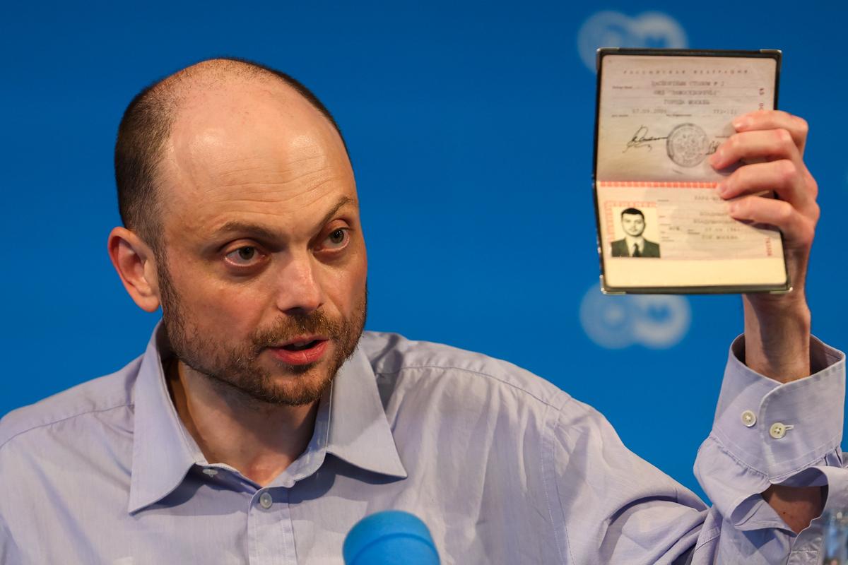 Vladimir Kara-Murza holds up his expired Russian passport at a press conference in Bonn, Germany, following his release in a prisoner swap, 2 August 2024. Photo: EPA / CHRISTOPHER NEUNDORF