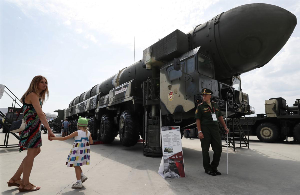 Visitors look at the Russian Topol intercontinental ballistic missile in Patriot Park outside Moscow, Russia, 22 August 2017. Photo: EPA / YURI KOCHETKOV