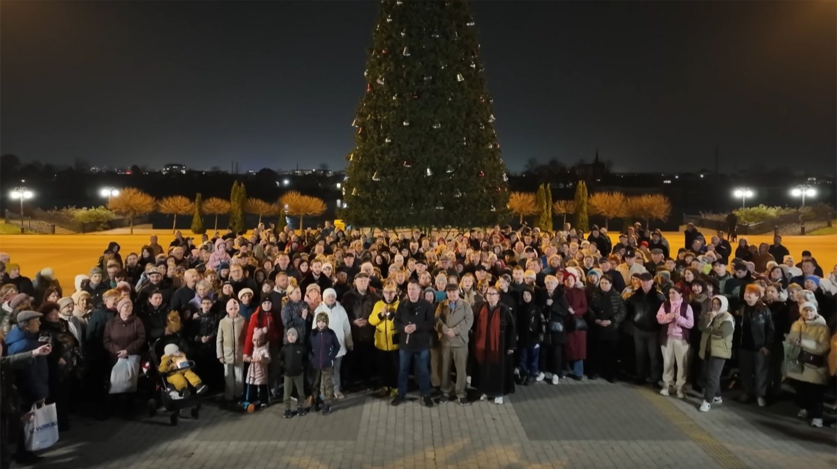 Драка на фоне храма