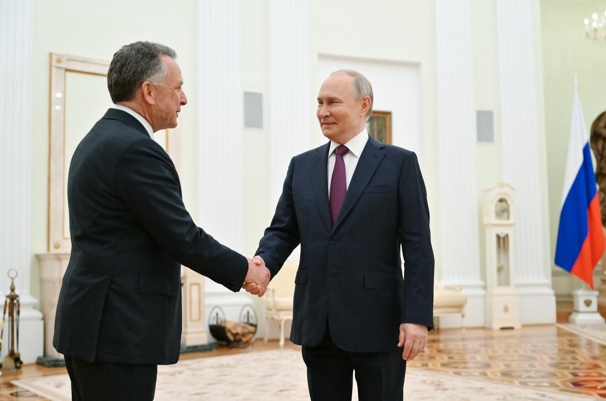 US Special Envoy Steve Witkoff shakes hands with Vladimir Putin in the Kremlin, Moscoe, 25 April 2025. Photo: EPA-EFE / KRISTINA KORMILITSYNA / SPUTNIK / KREMLIN POOL
