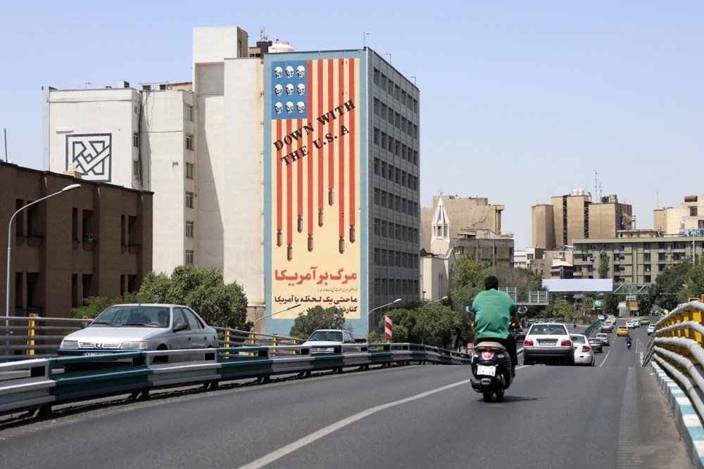 Traffic passes by a building displaying an anti-US mural in Tehran, Iran, 22 June 2025. Photo: EPA-EFE/ABEDIN TAHERKENAREH
