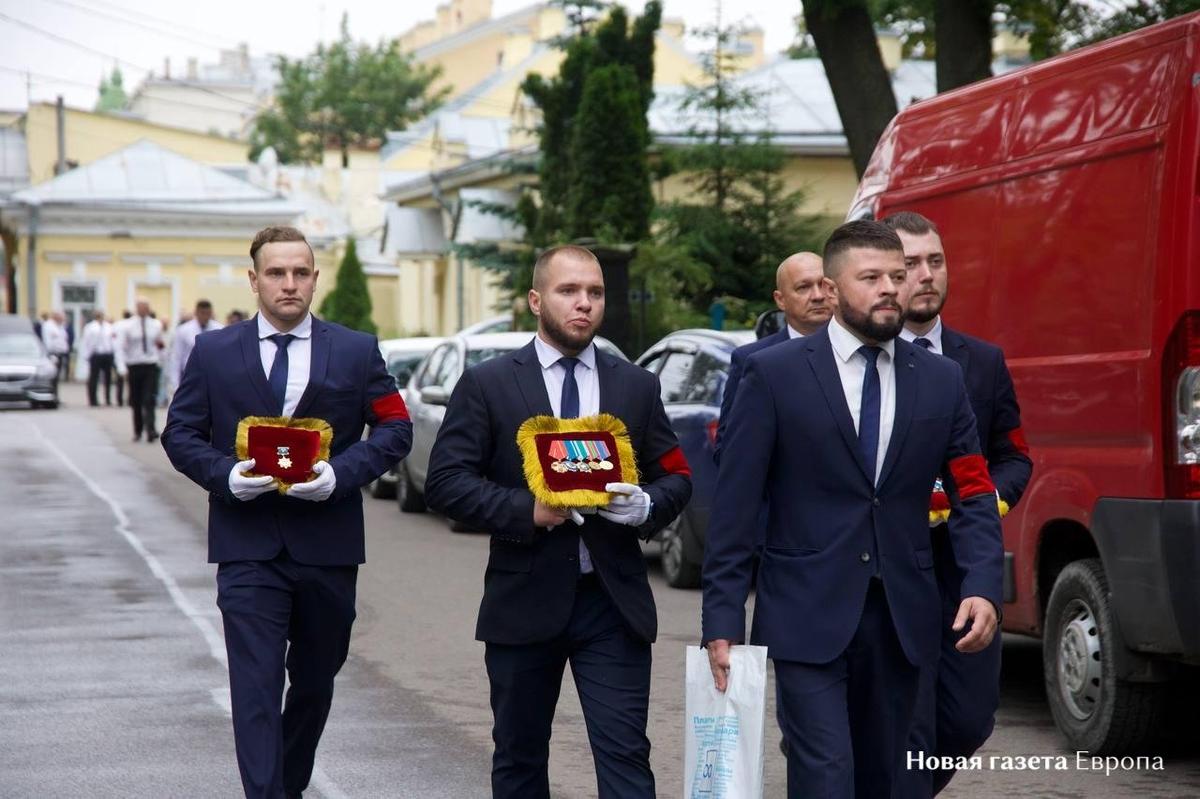Перед началом церемонии похорон вынесли награды Романа Старовойта. Фото: «Новая газета Европа»