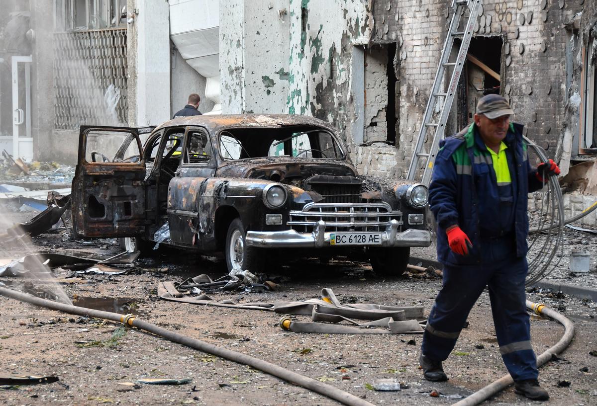 A burned car following a Russian drone strike on a residential building in Lviv, Ukraine, 12 July 2025. Photo: EPA / MYKOLA TYS